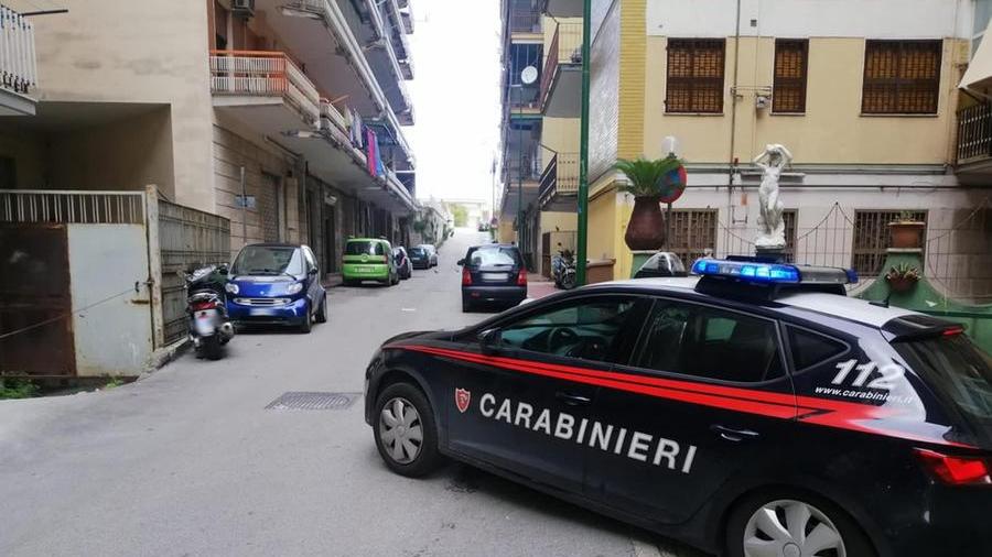Semina il panico nel quartiere con accetta e martello: denunciato 57enne di Cagliari