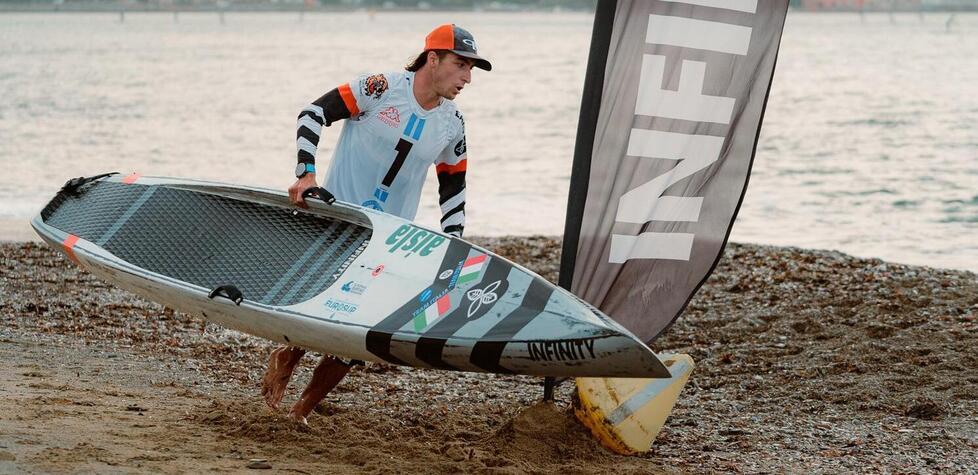 Sup In 60 sulle tavole nelle acque di Piombino Il Trofeo Aisla si dimostra più forte del meteo