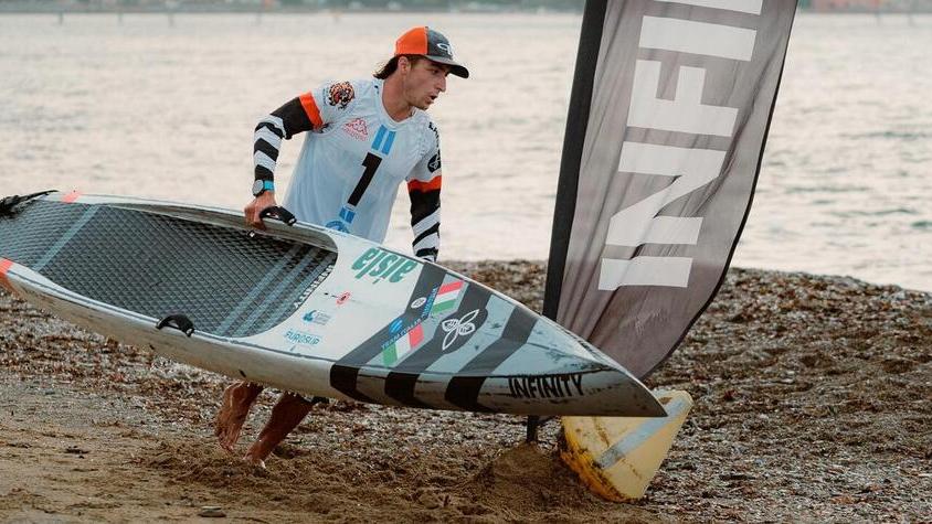 Sup In 60 sulle tavole nelle acque di Piombino Il Trofeo Aisla si dimostra più forte del meteo