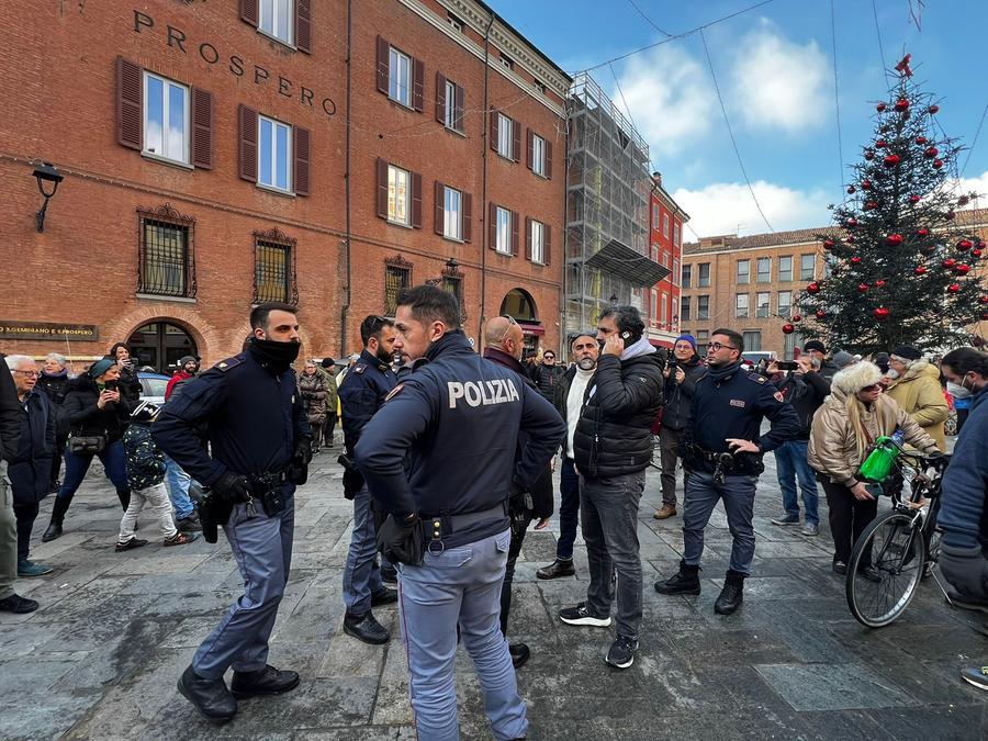 Modena e il carro “amato”, tra proteste, minacce e tensioni: «Lo vandalizzeremo»