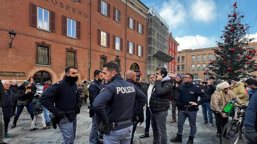 Modena e il carro “amato”, tra proteste, minacce e tensioni: «Lo vandalizzeremo»