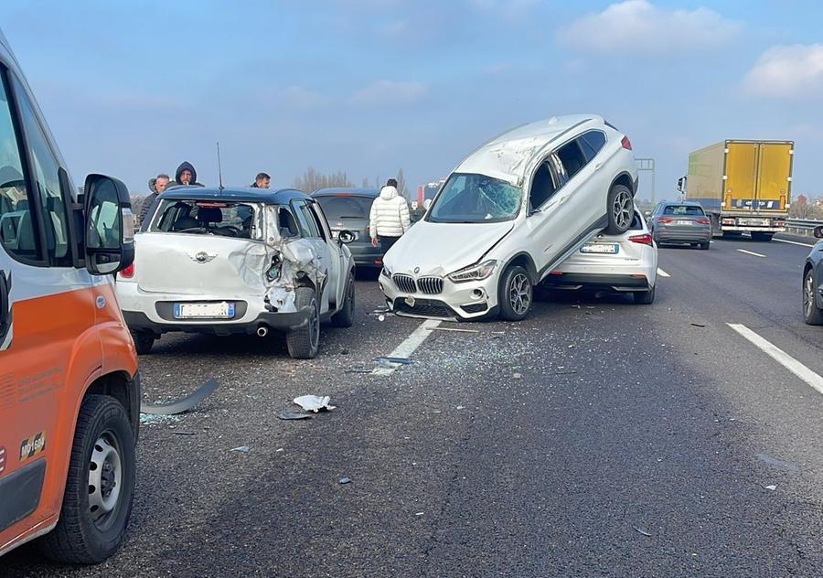 Schianto sull’A1 tra cinque auto, tra i feriti anche una mamma 33enne incinta e la figlia di 7 anni