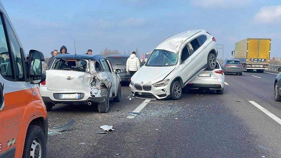 Schianto sull’A1 tra cinque auto, tra i feriti anche una mamma 33enne incinta e la figlia di 7 anni