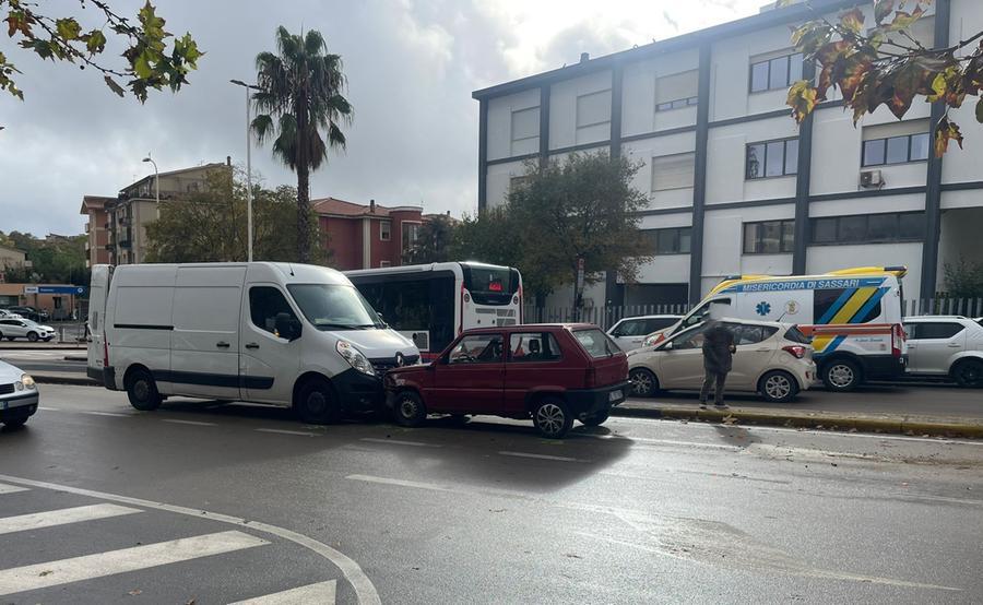 Sassari, tre veicoli coinvolti in un incidente: attimi di paura in via Carlo Felice