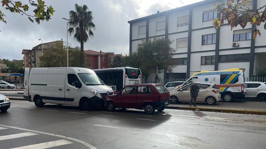 Sassari, tre veicoli coinvolti in un incidente: attimi di paura in via Carlo Felice