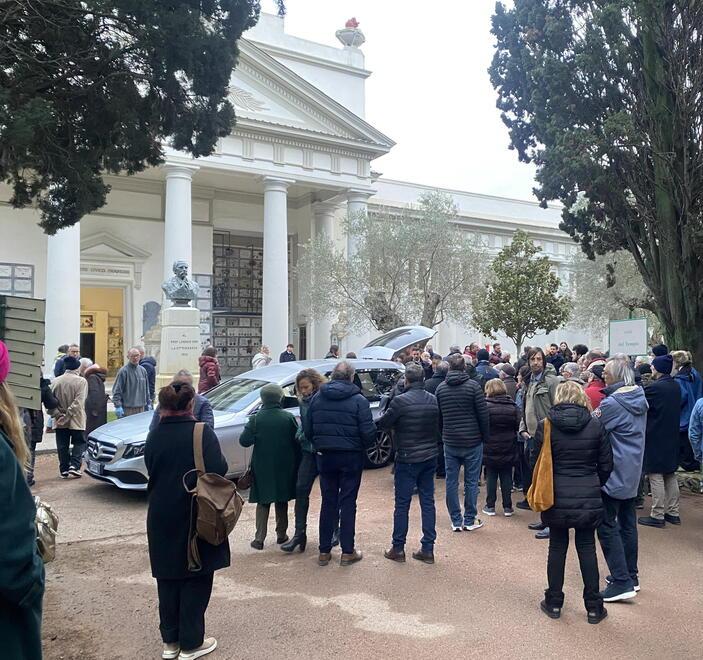 Livorno, folla al cimitero dei Lupi per l’addio al grande Otello Chelli<br>

