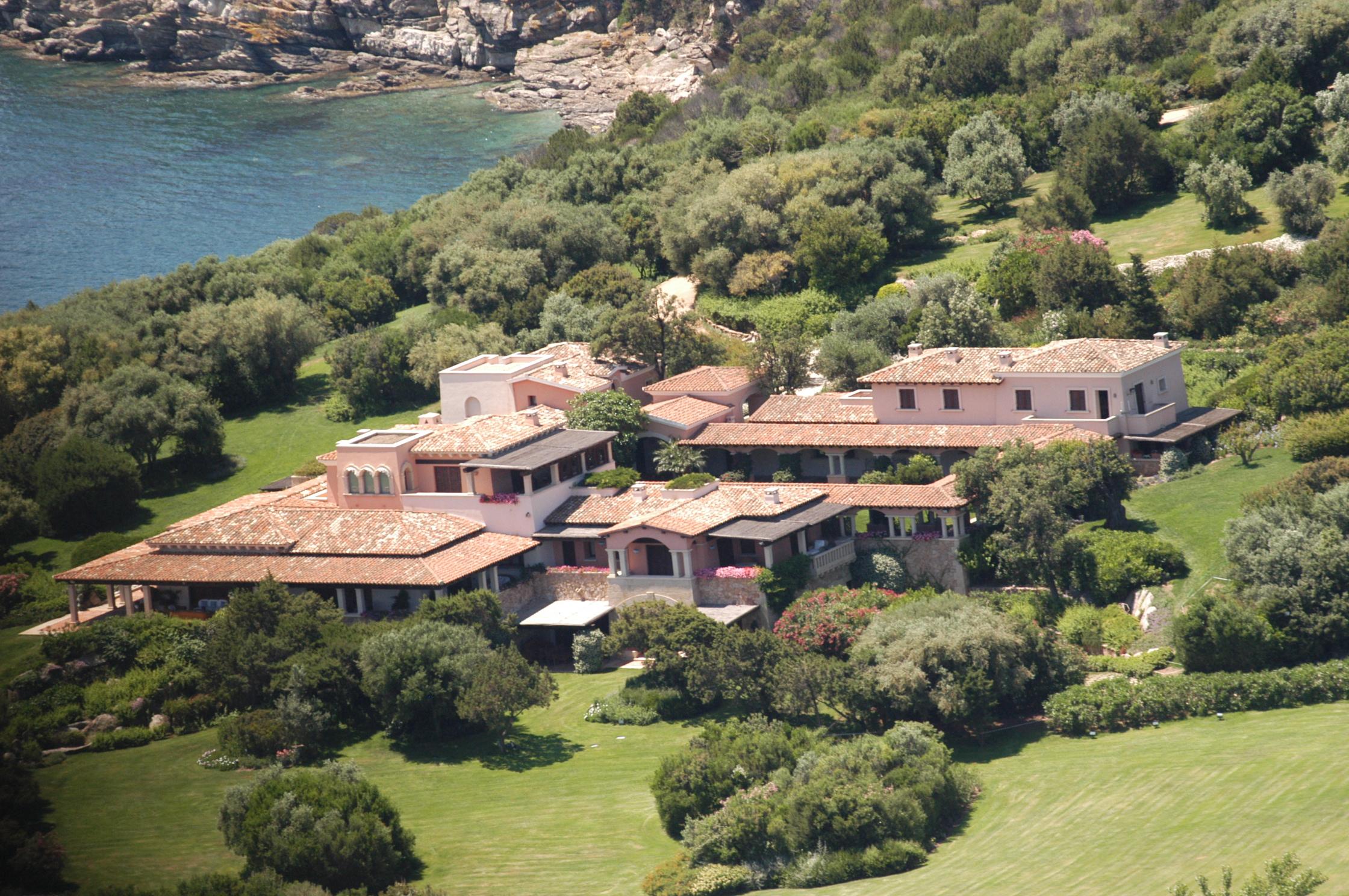 Gli eredi di Silvio Berlusconi:  Villa Certosa si può vendere