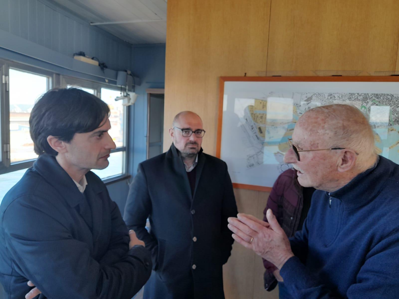 Il senatore Manfredi Potenti, a sinistra, con il capogruppo in consiglio comunale Carlo Ghiozzi e Massimo Moniga, storico "avvistatore" livornese