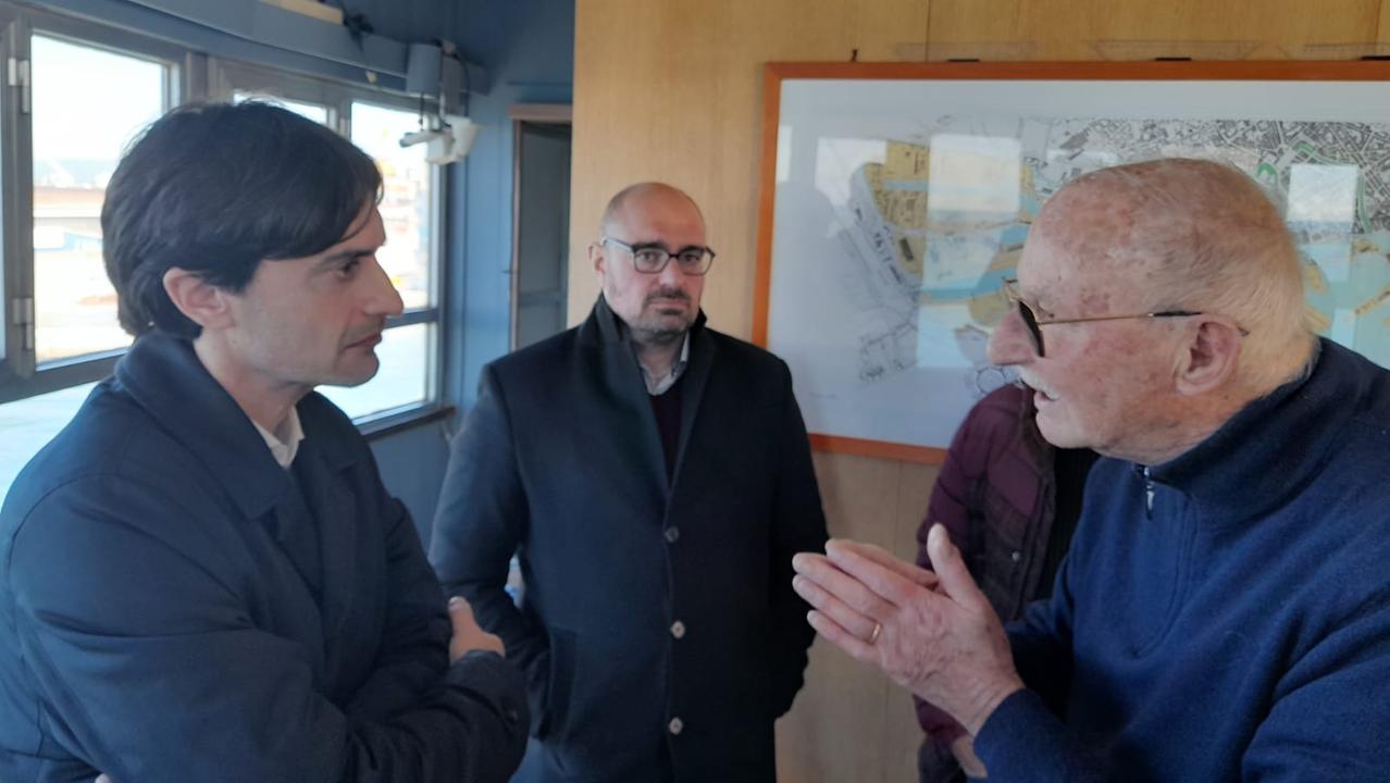 Il senatore Manfredi Potenti, a sinistra, con il capogruppo in consiglio comunale Carlo Ghiozzi e Massimo Moniga, storico "avvistatore" livornese