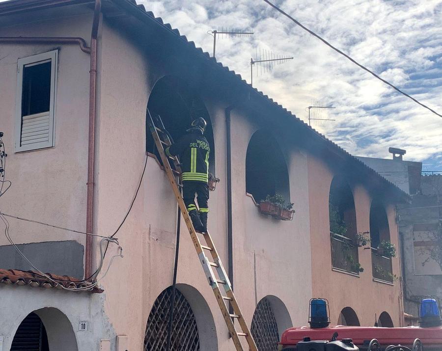 
	I vigili del fuoco durante le operazioni di spegnimento delle fiamme

