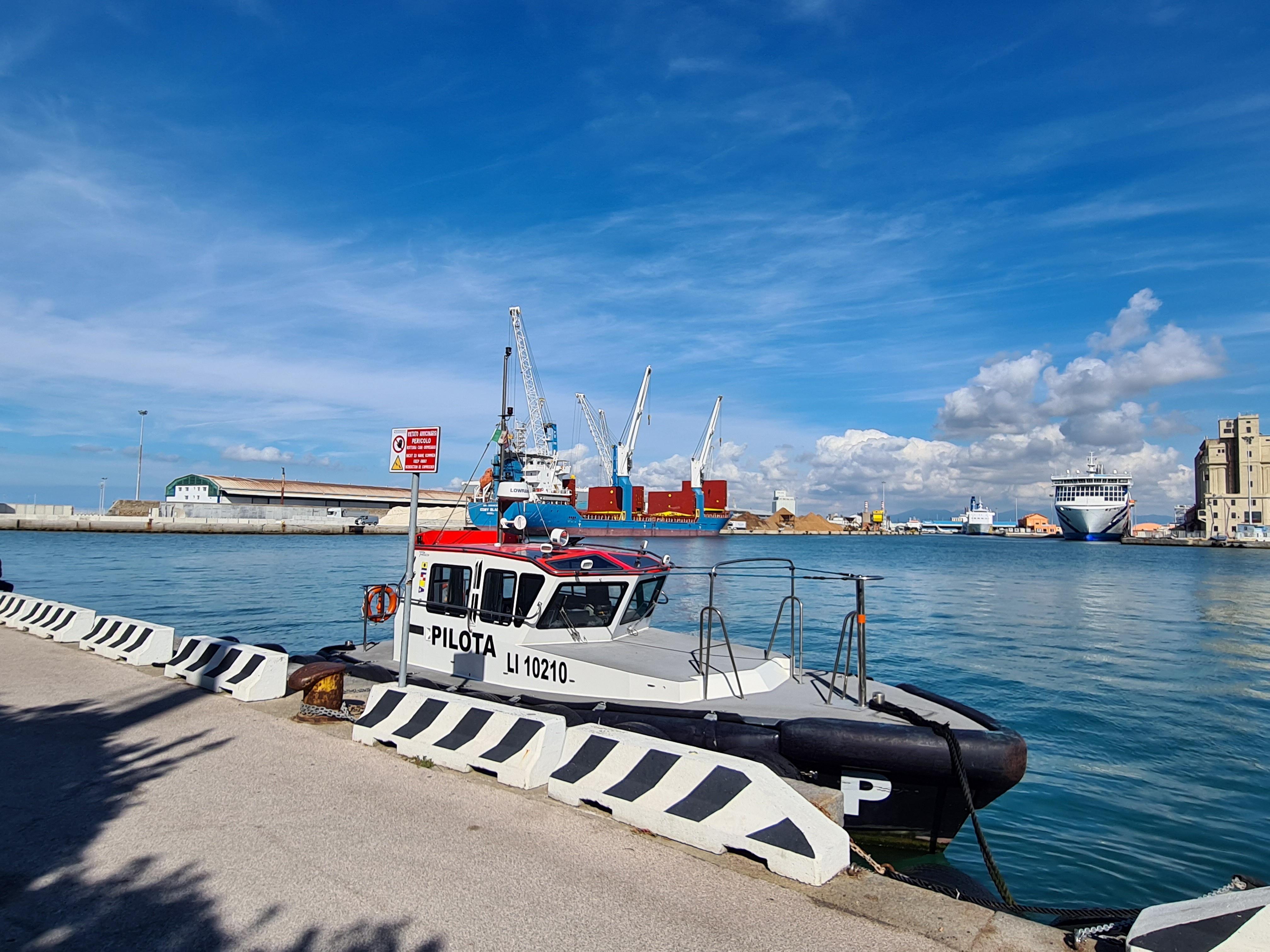 Un battello dei piloti di Livorno (foto Silvi)