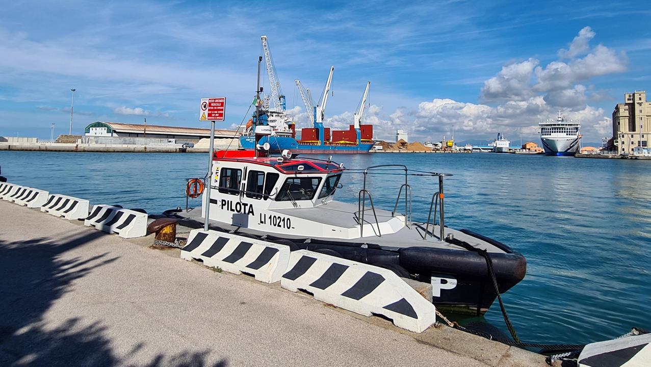 Un battello dei piloti di Livorno (foto Silvi)