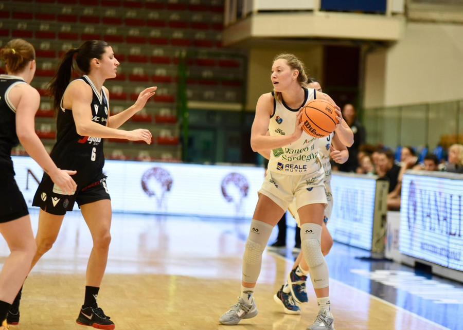 
	<strong>Ashley Joens</strong> La guardia americana ha realizzato 19 punti

