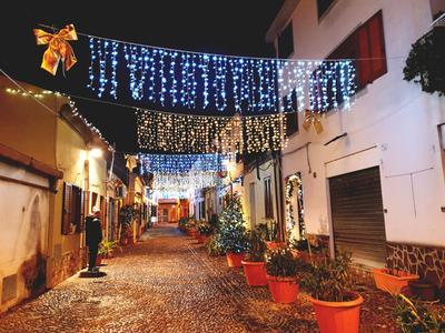Sassari, addobbi natalizi e via le auto: nel centro della città nasce un’oasi creata dai cittadini