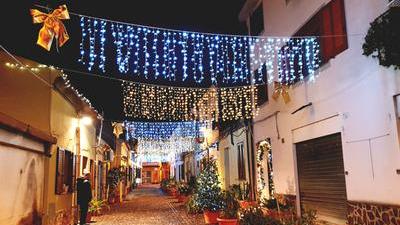 Sassari, addobbi natalizi e via le auto: nel centro della città nasce un’oasi creata dai cittadini