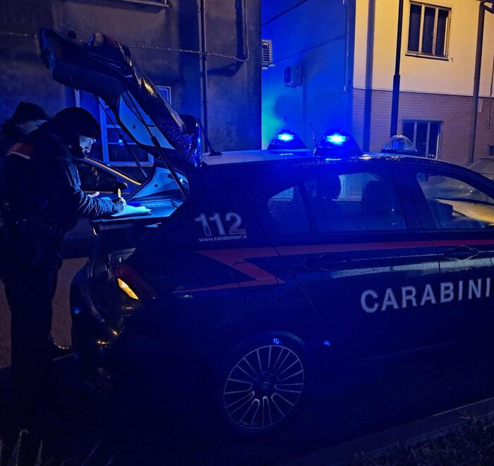 Codigoro, immobile davanti alla tv: era morto