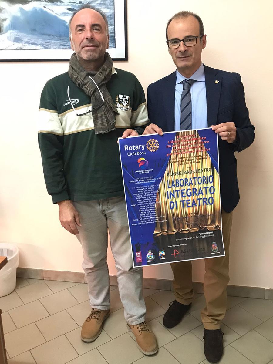 
	Nella foto a destra il presiente del Rotary di bosa Deianan e un partecipante al laboratorio di teatro

