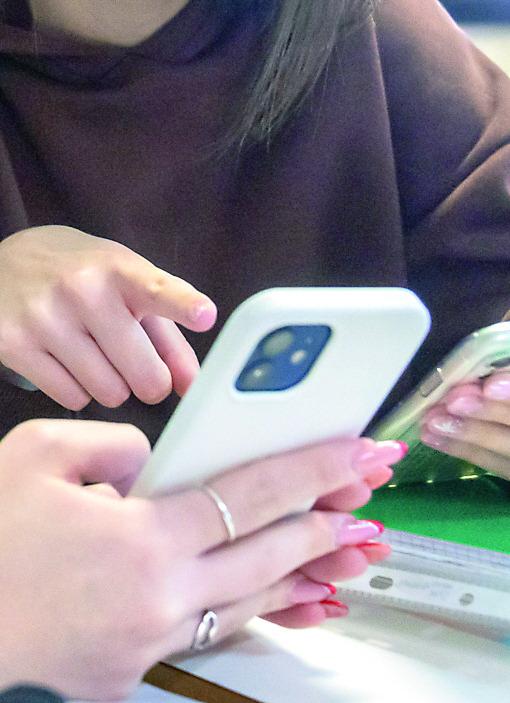Modena, bimbi smartphone-dipendenti: un corso per imparare a gestirli