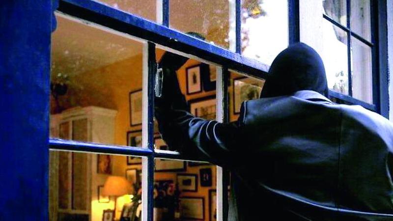 Modena, anziana si trova il ladro in casa: «Aveva tagliato le inferriate»