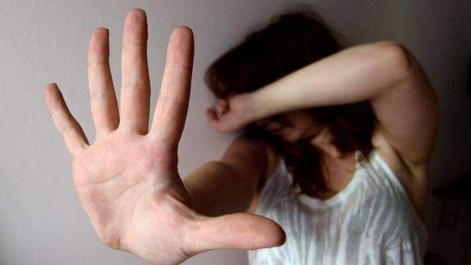 Firenze, violentata dall’amico al parco: «Mi ha scaraventata a terra e tolto i vestiti»