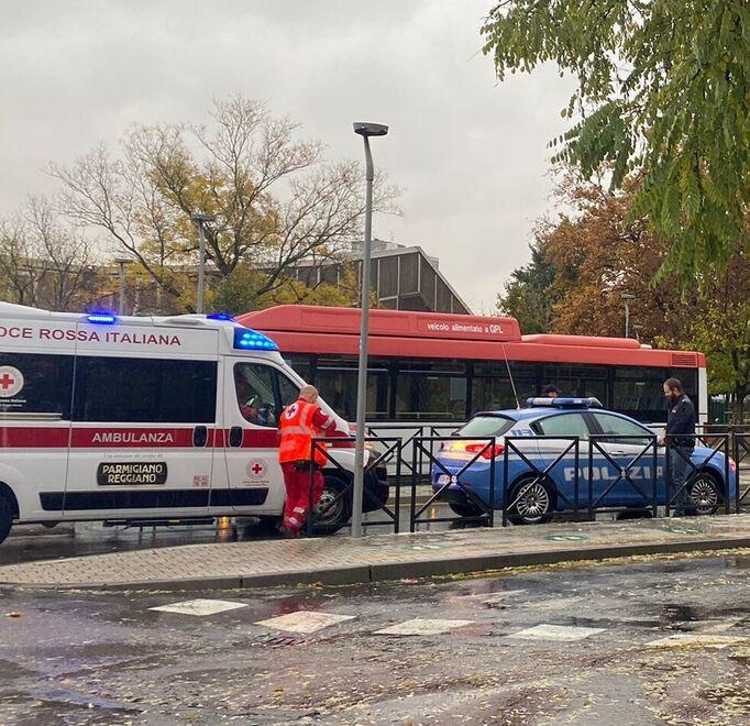 Reggio Emilia, accoltella un passeggero del bus che lo rimprovera perchè vuole salire con la bicicletta
