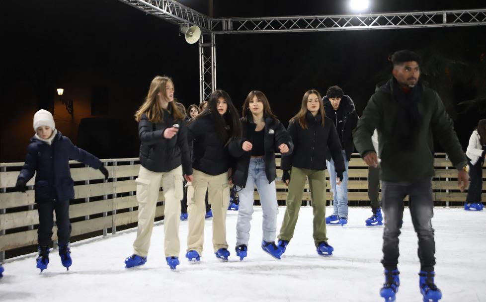Reggio Emilia, il treno di Natale e la pista sul ghiaccio fanno felici grandi e piccoli