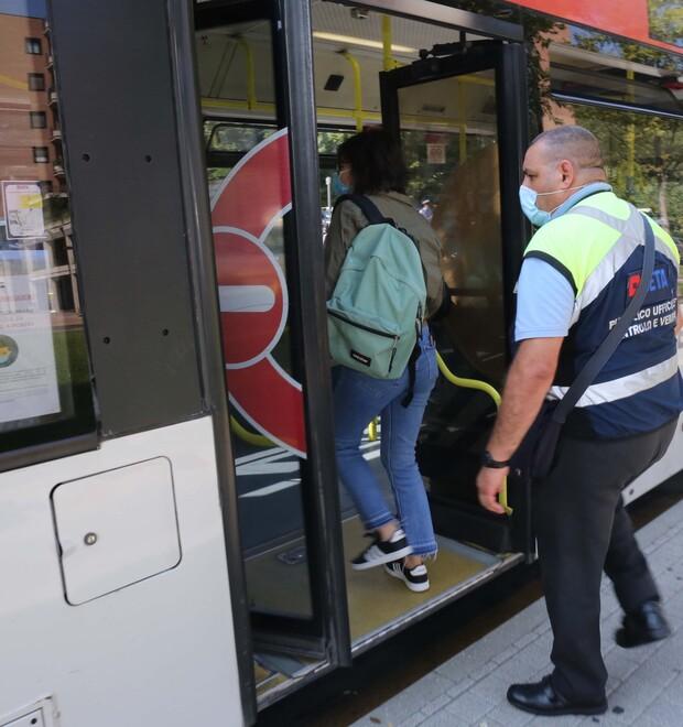 Autisti di Seta: «Turni da 14 ore pagati la metà: così non si può andare avanti»