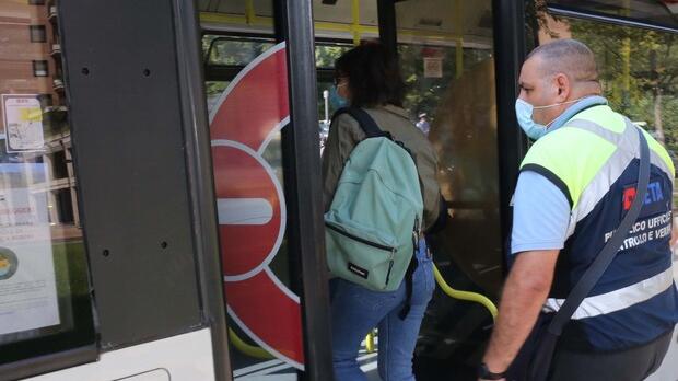 Autisti di Seta: «Turni da 14 ore pagati la metà: così non si può andare avanti»