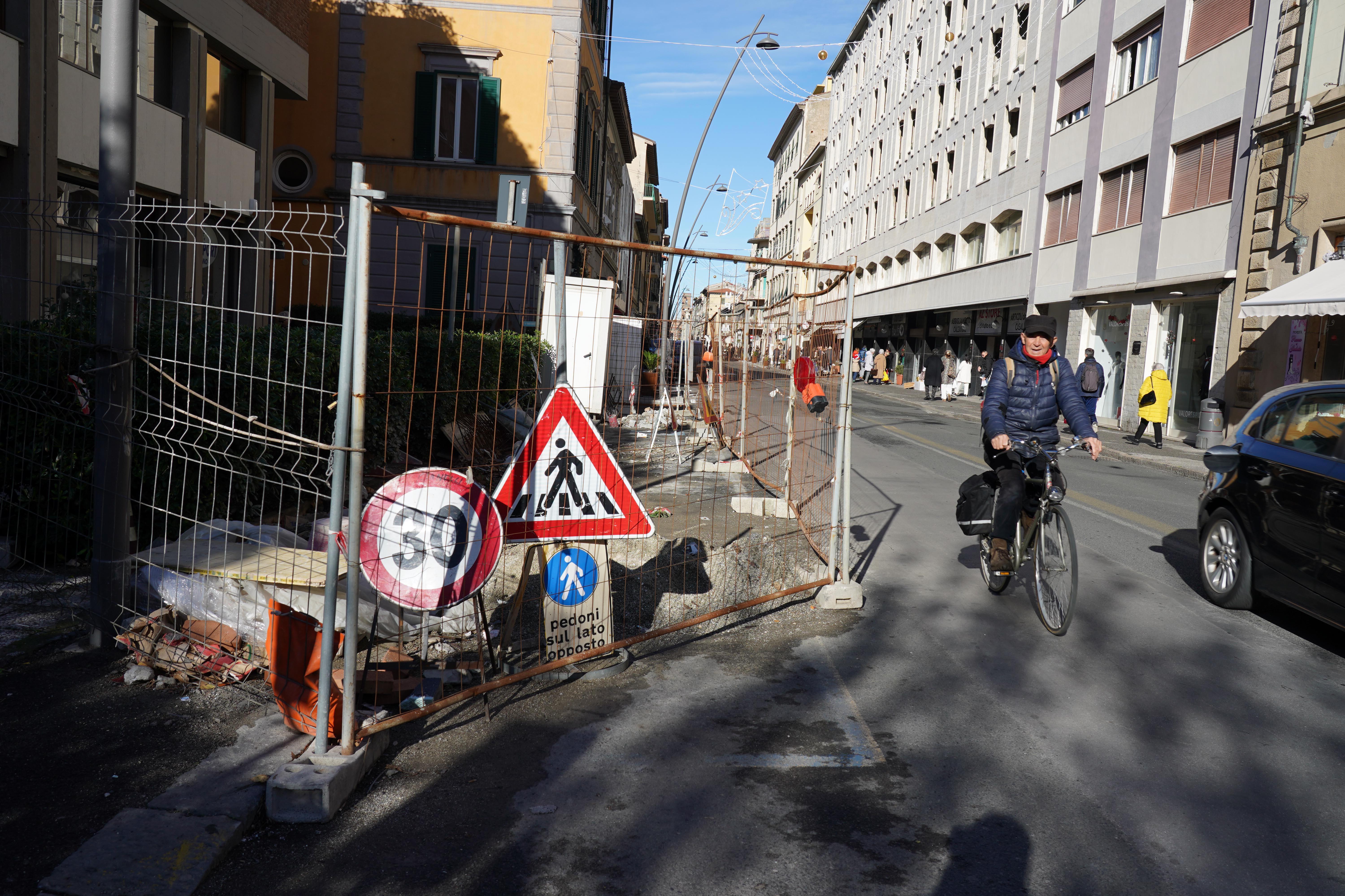 La recinzione ancora presente in via Marradi. Dietro c’è del materiale di cantiere (Foto Franco Silvi)