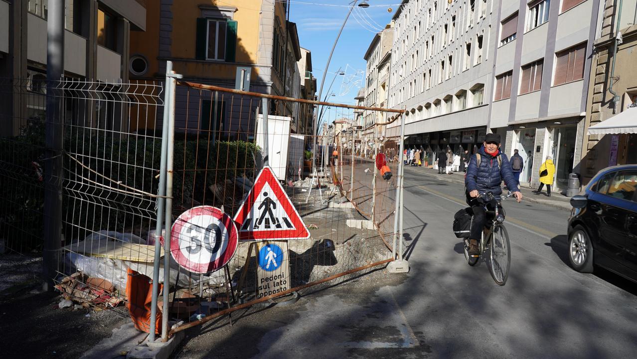 La recinzione ancora presente in via Marradi. Dietro c’è del materiale di cantiere (Foto Franco Silvi)