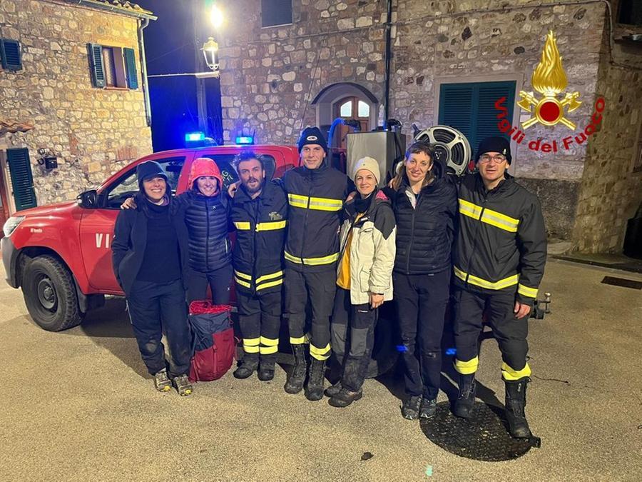 
	Le quattro persone salvate insieme ai vigili del fuoco

