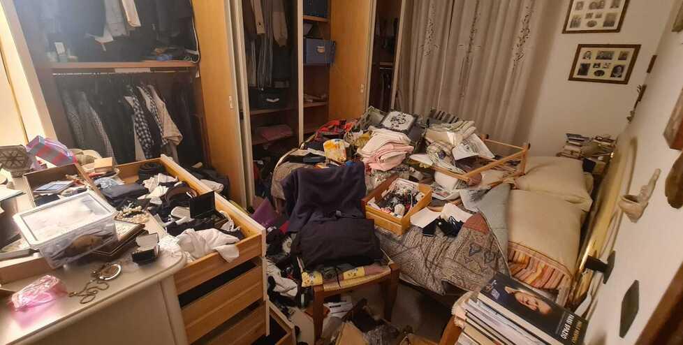 Nella foto una camera a soqquadro dopo il passaggio dei ladri