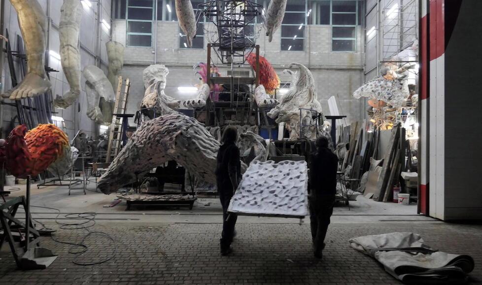 Il lavoro in un hangar della Cittadella (Foto Roberto Paglianti)