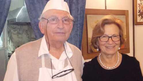 Arturo Maggi con la moglie Maria nella loro Latteria San Marco a Milano
