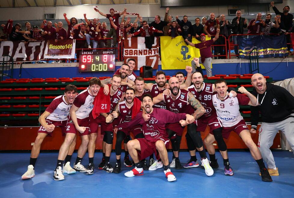 L’esultanza della Libertas al PalaTerme dopo la vittoria dello scorso anno