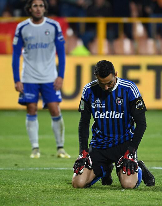 La delusione del portiere Nicolas (e, alle sue spalle, di Esteves) dopo il gol del raddoppio