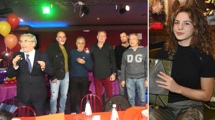 Il comandante Raschillà al microfono, accanto i vigili che salvarono Ambra Sabatini: quarto da sinistra Massimo Giusti, alla sua sinistra il babbo di Ambra. Nella foto a dx l'atleta (foto Enzo Russo)