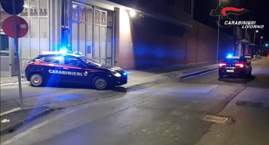 
	Una pattuglia dei carabinieri fuori dalla caserma di viale Fabbricotti (foto d'archivio)

