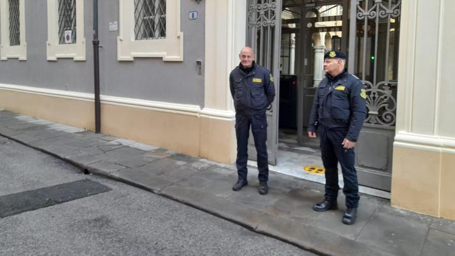 
	Due guardie giurate fuori dal tribunale di Livorno (foto d&#39;archivio)

