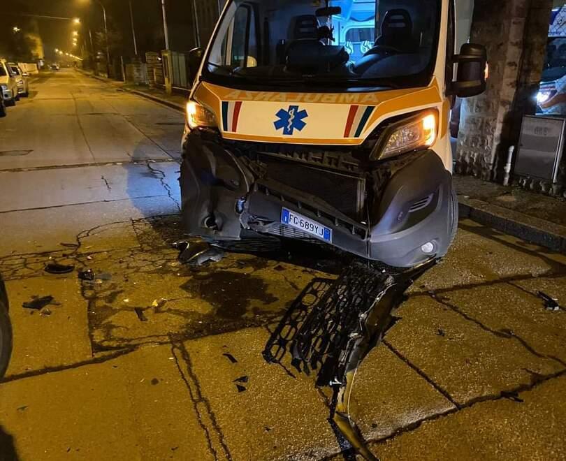 Fucecchio, distrutta in uno schianto ambulanza delle emergenze<br>

