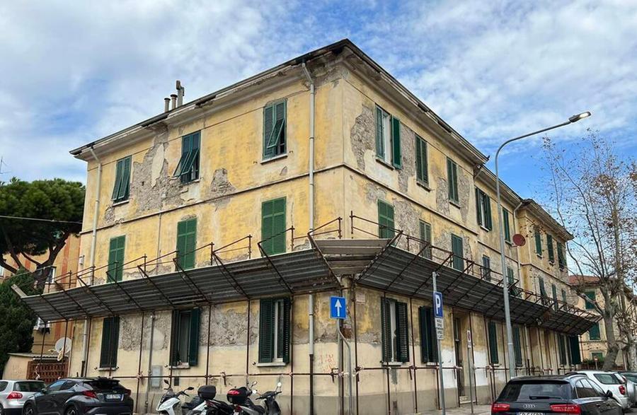 Piombino, due palazzi popolari cadono a pezzi: «Sistemarli costa una fortuna, non ci sono soluzioni»