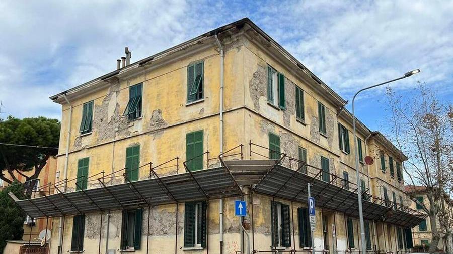 Piombino, due palazzi popolari cadono a pezzi: «Sistemarli costa una fortuna, non ci sono soluzioni»