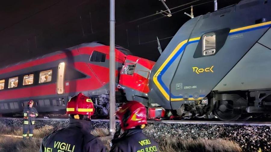 Scontro tra due treni: 17 feriti. Cancellazioni e ritardi – Video
