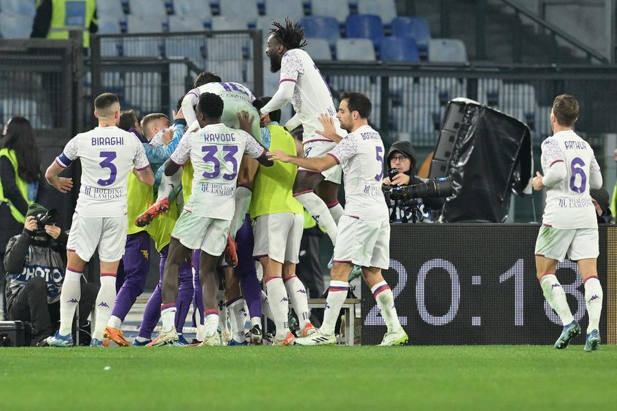 
	I giocatori della Fiorentina esultano dopo la rete dell'1-1 contro la Roma

