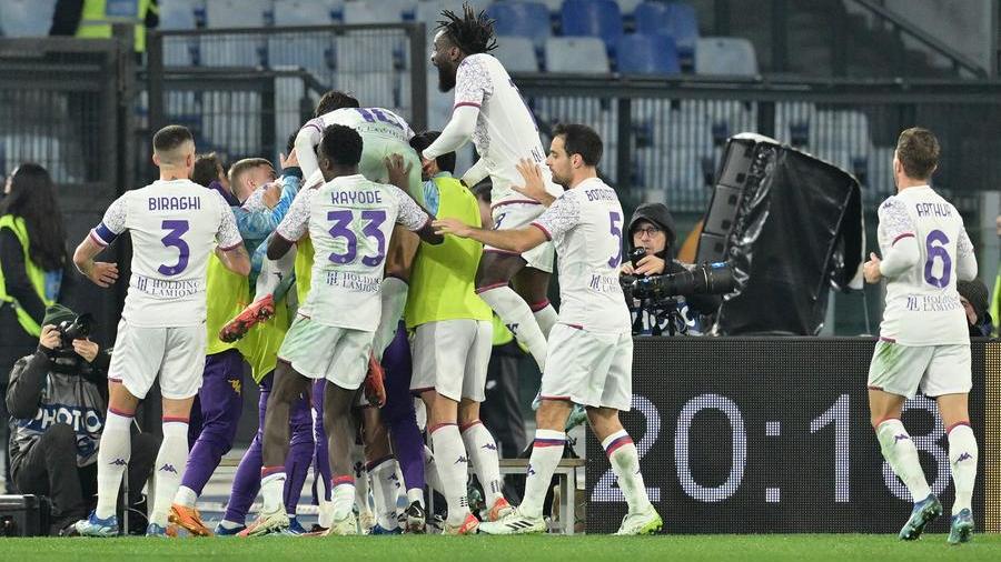I giocatori della Fiorentina esultano dopo la rete dell'1-1 contro la Roma