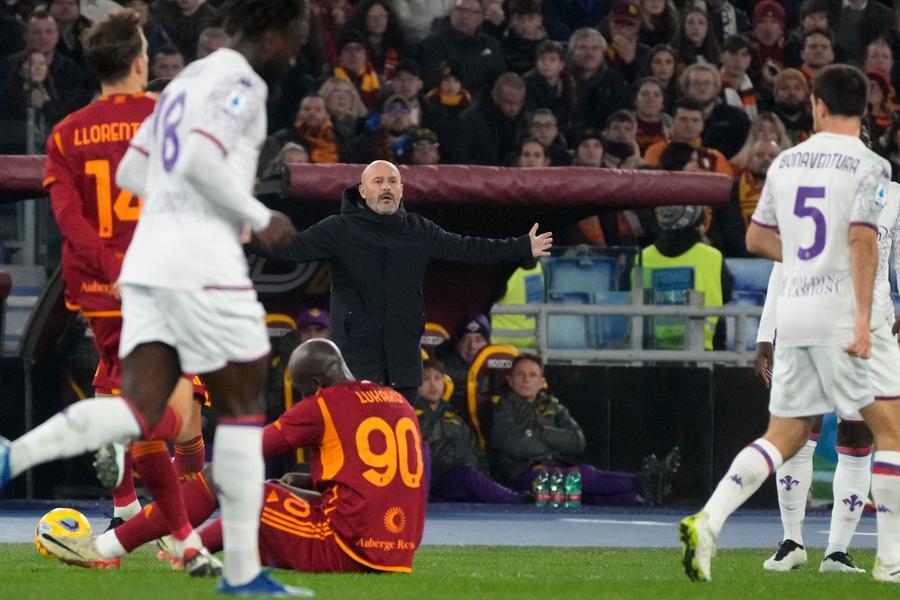 
	Il tecnico della Fiorentina Vincenzo Italiano a braccia aperte

