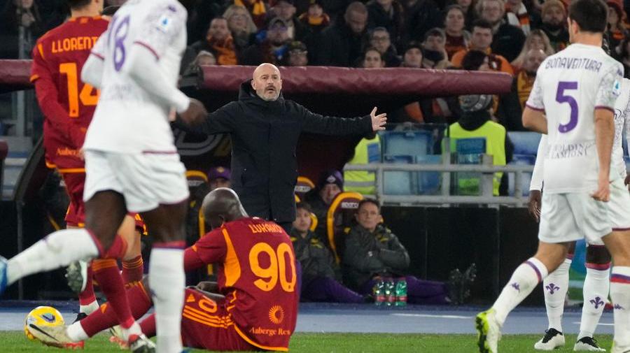 Il tecnico della Fiorentina Vincenzo Italiano a braccia aperte