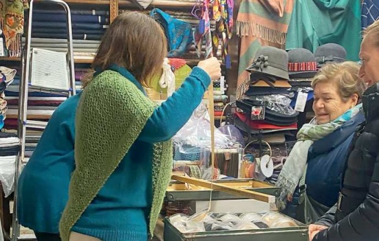 Moria di negozi a Ferrara, la commerciante: «Capire cosa si compra dà valore alle cose»