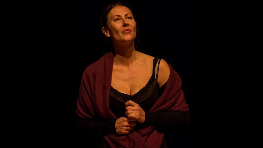 
	Valentina Sulas sulla scena con il monologo "La madre del prete"

