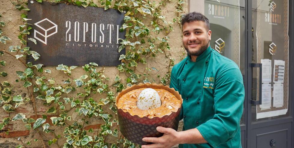 Lo chef Giovanni Avano davanti al suo ristorante